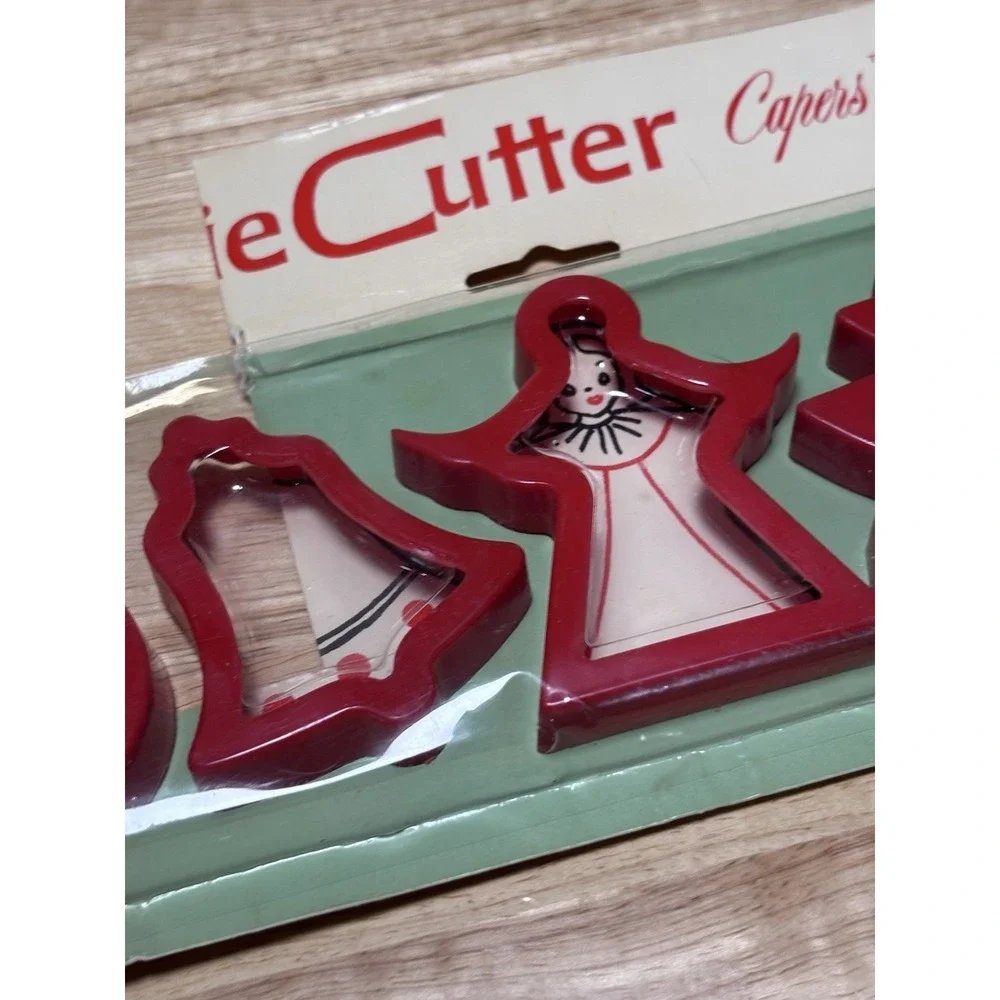 Vintage 1972‎ Cookie Cutter Capers Xmas Set Lone Toy Tree 5pc Red Plastic NOS